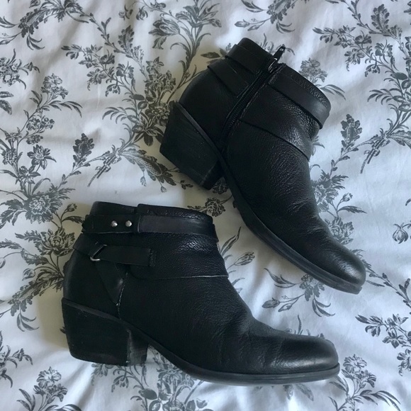 Clarks Shoes - Clarks Bell Show ankle booties